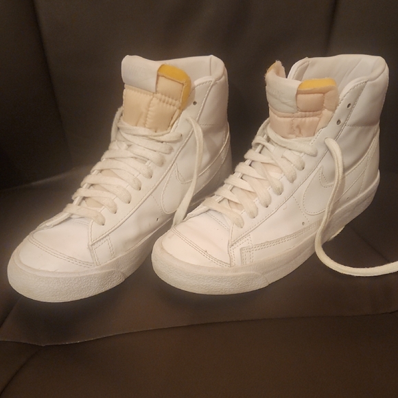 Nike White and Gray Sneakers - Picture 1 of 4